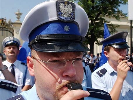 Болельщиков, прибывающих в Польшу на ЧЕ 2012, будут подвергать дополнительному пограничному контролю. Фото: AP