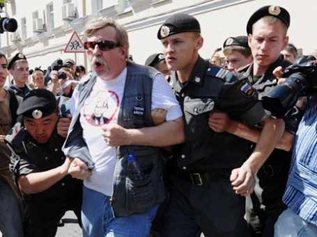 Сотрудники правоохранительных органов задерживают участника «судебного фестиваля» в поддержку арестованных участниц панк-группы Pussy Riot . Фото: РИА Новости