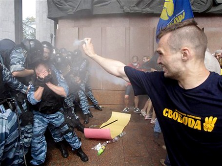 В столкновениях с полицией у Украинского дома манифестанты распылили слезоточивый газ. Фото: AP