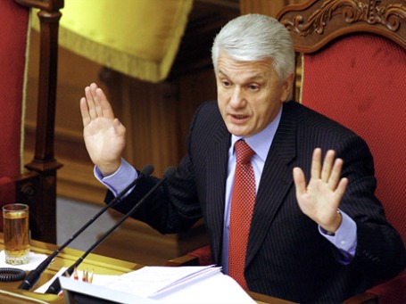 Спикер Верховной рады Владимир Литвин оказался между двух огней — ему грозят судом и в случае, если он подпишет, и если не подпишет законопроект о языке. Фото: РИА Новости