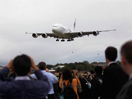 Малайзийские авиалинии показали в Фарнборо свой A380, но не рассказали, почем купили самый большой в мире самолет. Фото: AP