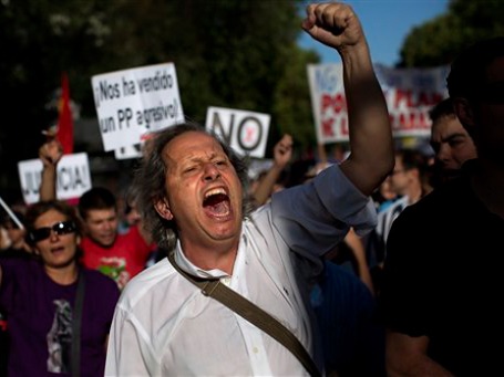 Демонстранты в Мадриде выступают против мер жесткой экономии, объявленных испанским правительством.  Фото: АР