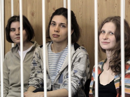 Участницы панк-группы Pussy Riot Екатерина Самуцевич, Надежда Толоконникова и Мария Алехина (слева направо) в Хамовническом суде Москвы. Фото: РИА Новости