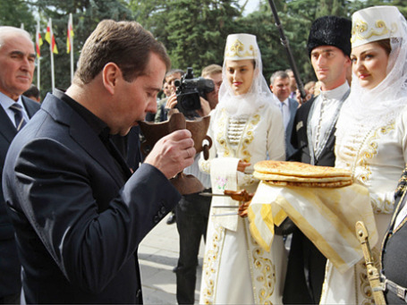 Дмитрий Медведев испил чашу пива в Цхинвале. Фото: РИА Новости