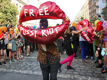 Берлин, 8 августа. В этот день в суде в Москве три участницы Pussy Riot, которым грозит 7 лет заключения, выступали с последним словом. Фото: АР