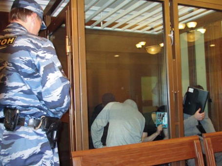 В Московском областном суде начались слушания по существу дела о теракте в «Домодедово». По версии следствия, подрыв самодельного взрывного устройства произвел террорист-смертник Магомед Евлоев. Помощь в осуществлении преступления Евлоеву оказали другие члены банды – его брат Ахмед Евлоев, Башир Хамхоев и братья Ислам и Илез Яндиевы, находящиеся на скамье подсудимых. Фото: РИА Новости