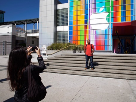 Оформление центра Yerba Buena для презентации iPhone 5 в Сан-Франциско. Фто: ИТАР-ТАСС