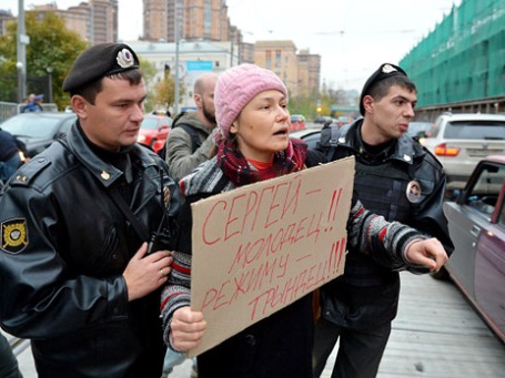 Сторонница координатора «Левого фронта» Сергея Удальцова у здания Следственного комитета в Техническом переулке в Москве. Фото: РИА Новости