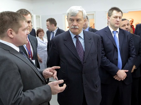 Губернатор Санкт-Петербурга Георгий Полтавченко (в центре) на открытии R&D-центра комплексной фармацевтической разработки полного цикла компании «Герофарм» в особой экономической зоне «Нойдорф» в Санкт-Петербурге. Фото: РИА Новости