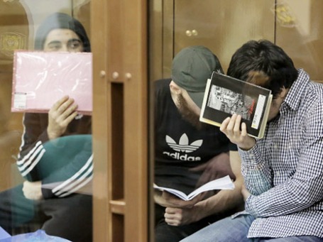 В зале заседаний Мосгорсуда, где где проходит рассмотрение дела в отношении Ислама Хамжуева, Фаиля Невлютова, Мансура Умаева и Мансура Эдильбиева, обвиняемых в попытке подрыва скоростного пассажирского поезда «Сапсан». Фото: РИА Новости