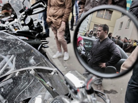 Мотоциклист Александр Ишутин у приемной Генеральной прокуратуры РФ, где сообщество байкеров собирает подписи под заявлением в его защиту. Фото: РИА Новости