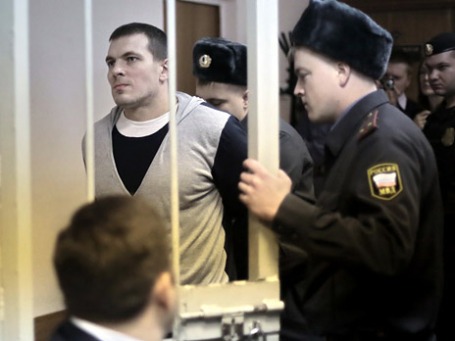 Максим Лузянин, обвиняемый по делу о беспорядках на Болотной площади 6 мая, перед началом заседания в Замоскворецком суде Москвы. Фото: РИА Новости