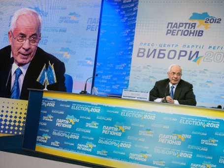 Лидер «Партии Регионов» Николай Азаров выступает с заявлением перед журналистами в Киеве после окончания голосования на выборах в Верховную Раду. Фото: РИА Новости