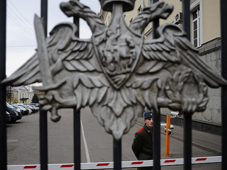 У здания подконтрольной Минобороны РФ компании ОАО «Оборонсервис»  на Знаменке. Фото: ИТАР-ТАСС