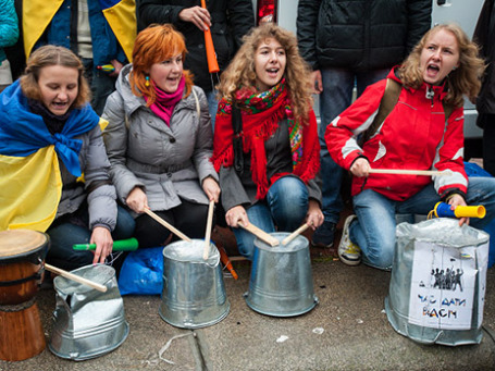 Участницы акции протеста против фальсификации на выборах в Верховную Раду Украины у здания Центральной избирательной комиссии в Киеве. Фото: РИА Новости