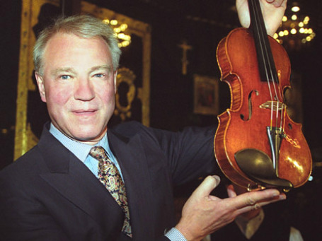 Дитмар Махольд держит в руках скрипку «Императрица России» работы Антонио Страдивари в Оружейной палате Московского Кремля в 2003 году. Фото: ИТАР-ТАСС