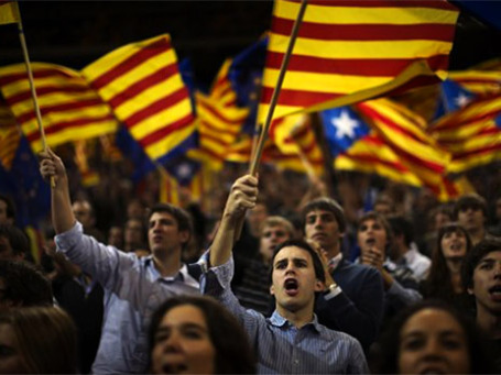 Сторонники правоцентристской каталонской националистической коалиции в Барселоне. Фото: AP