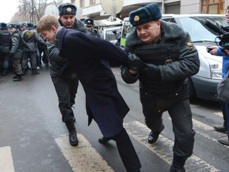 Сотрудники правоохранительных органов задерживают одного из участников акции у Замоскворецкого суда, где проходит оглашение приговора по делу Расула Мирзаева. Фото: РИА Новости