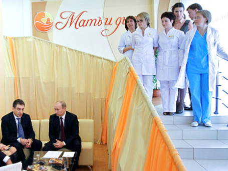 Владимир Путин ознакомился с работой клиники репродуктивной медицины «Мать и дитя» в Санкт-Петербурге. Фото: РИА Новости