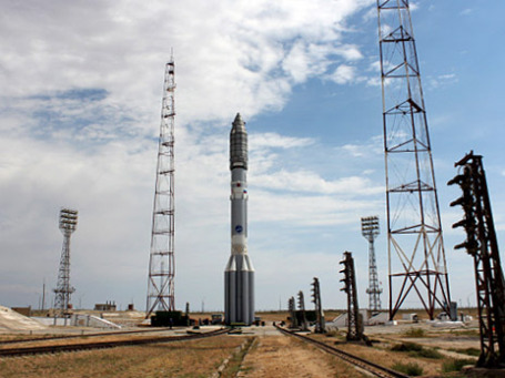 Ракета космического назначения «Протон-М» с разгонным блоком «Бриз-М» и коммуникационным космическим аппаратом «Сириус-5» во время установки на стартовом комплексе космодрома «Байконур». Фото: РИА Новости