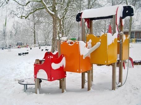 Зимний экстрим на столичных детских площадках