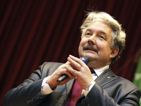 Сергей Бабурин выступает перед студентами Российского государственного торгово-экономического университета (РГТЭУ), объявившими забастовку в связи с решением о признании университета неэффективным, в аудитории вуза. Фото: РИА Новости