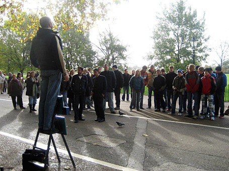 Мужчина выступает перед публикой в Лондонском Гайд-парке. Фото: wallyg/flickr.com