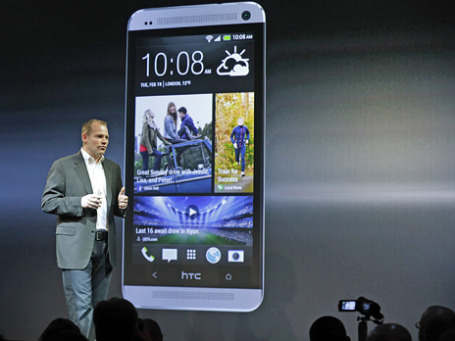 Президент компании HTC Джейсон Маккензи демонстрирует новую модель HTC one. Фото: Reuters
