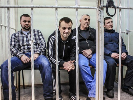 Бывший сотрудник МВД Максим Каганский (слева) со своими охранниками Романом Емельяновым, Дмитрием Чуприным и водителем Владимиром Кирилловым в Хорошевском суде Москвы. Фото: РИА Новости