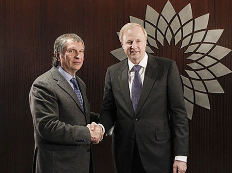 Глава британской нефтегазовой компании BP Роберт Дадли (справа) и президент ОАО НК «Роснефть» Игорь Сечин. Фото: rosneft.ru