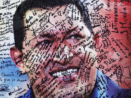 Плакат с изображением покойного президента Уго Чавеса с сообщениями от его сторонников висит около Военной Академии в Каракасе. Фото: Reuters