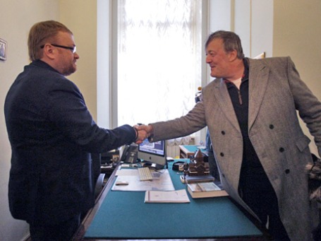 Депутат ЗакСобрания  Виталий Милонов и актер и писатель Стивен Фрай (слева направо) во время встречи в библиотеке имени Маяковского в Санкт-Петербурге. Фото: РИА Новости