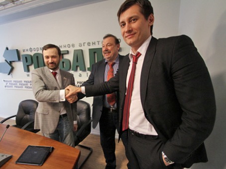 Бывший депутат Госдумы Геннадий Гудков (в центре) и депутаты Госдумы Дмитрий Гудков (справа) и Илья Пономарев. Фото: РИА Новости