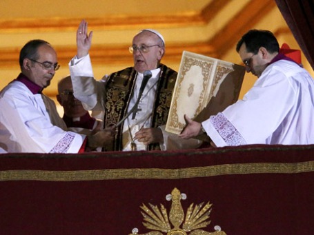 Новый глава Римской католической церкви Хорхе Марио Бергольо (в центре). Фото: Reuters