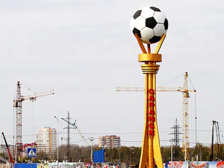 Стела с футбольным мячом возле строительной площадки стадиона «Юбилейный» к чемпионату мира по футболу 2018 в Саранске. Фото: РИА Новости