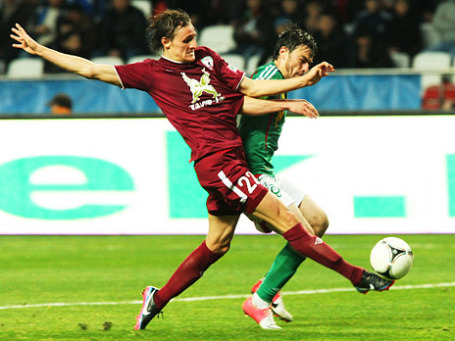 Игрок «Рубина» Владимир Дядюн (слева) и игрок «Терека» Ризван Уциев в матче 21-го тура Чемпионата России по футболу.  Фото: РИА Новости