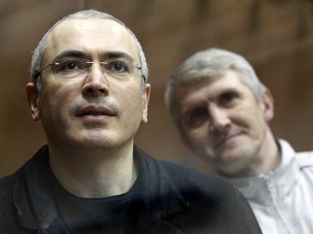 Экс-глава ЮКОСа Михаил Ходорковский и бывший руководитель МФО «Менатеп» Платон Лебедев (слева направо) в зале Московского городского суда. Фото: Reuters