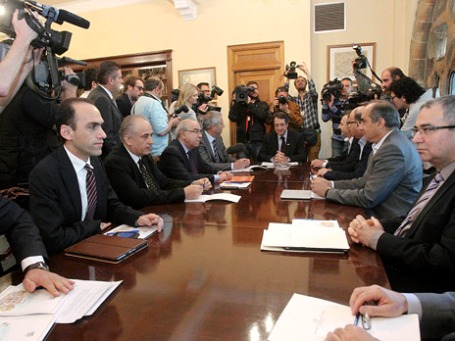 Президент Кипра Никос Анастасиадис (в центре) во время совещания с лидерами партий и главой Центрального банка в президентском дворце в Никосии. Фото: Reuters