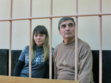 Художник Александр Чернов и его дочь Дина в Измайловском суде Москвы. Фото: РИА Новости