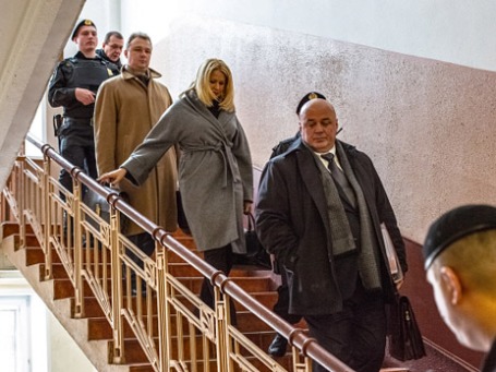 Экс-руководитель департамента имущественных отношений Минобороны РФ Евгения Васильева, обвиняемая по делу «Оборонсервиса», покидает Хамовнический суд Москвы в сопровождении судебных приставов и адвоката Хасана-Али Борокова (на первом плане). Фото: РИА Новости