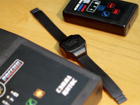 Стационарное приемо-передающее устройство связи с электронным браслетом для заключенных, электронный браслет и мобильное приемо-передающее устройство связи с электронным браслетом для заключенных и электронный браслет (слева направо). Фото: РИА Новости