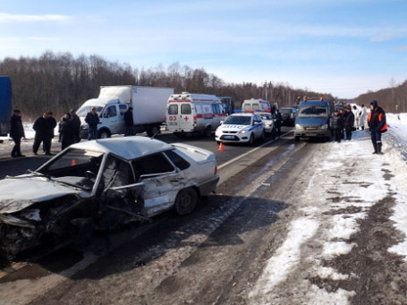 Место дорожно-транспортного происшествия в Вологодской области с участием автобуса, перевозившего детей. В аварии погибли 6 человек, 19 пострадавших находятся в больнице. Фото: РИА Новости