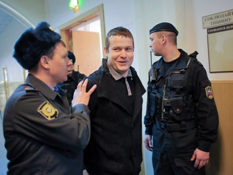 Оппозиционер Леонид Развозжаев, обвиняемый в подготовке массовых беспорядков, перед началом рассмотрения ходатайства следствия о продлении ему срока ареста в Басманном суде Москвы. Фото: РИА Новости