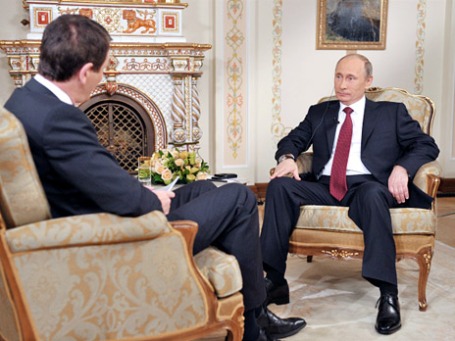 Президент России Владимир Путин (справа) во время интервью немецкой телерадиокомпании ARD в Ново-Огарево. Слева - эксперт-социолог общественно-правового телевидения ФРГ Йорг Шененборн. Фото: РИА Новости