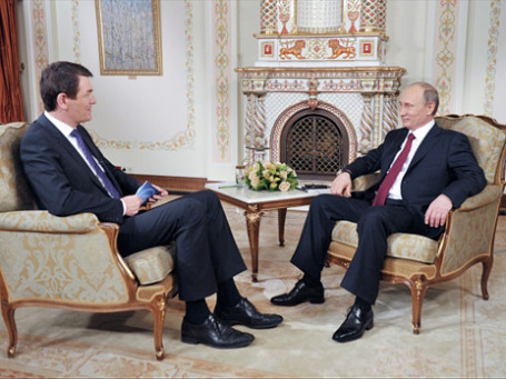 Президент России Владимир Путин (справа) во время интервью немецкой телерадиокомпании ARD в Ново-Огарево. Слева - эксперт-социолог общественно-правового телевидения ФРГ Йорг Шененборн. Фото: РИА Новости