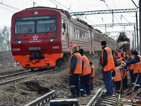 Рабочие Московско-окружной дистанции пути ведут ремонтные работы на мосту железной дороги Павелецкого направления в районе 36-го километра Каширского шоссе. Фото: РИА Новости