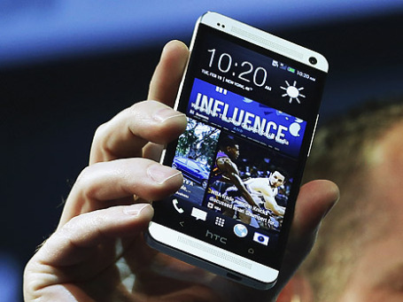 Новый смартфон HTC One на презентации в Нью-Йорке. Фото: Reuters