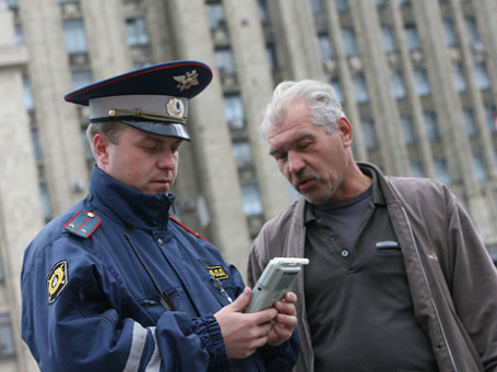 Сотрудник ГИБДД проводит тест на алкоголь. Фото: Григорий Собченко/BFM.ru