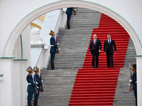 Президент РФ Владимир Путин и премьер-министр РФ Дмитрий Медведев после церемонии инаугурации 7 мая 2012 года. Фото: РИА Новости