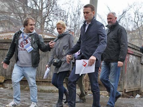 Оппозиционер Алексей Навальный после заседания Ленинского районного суда города Кирова и журналист Business FM Иван Медведев (первый слева). Фото: РИА Новости